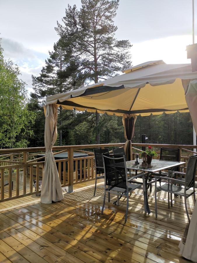 Timber Cottages With Jacuzzi And Sauna Near Lake Vaenern Karlstad Exterior photo