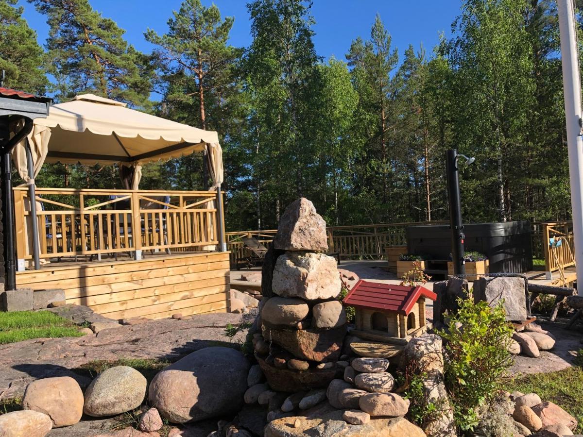 Timber Cottages With Jacuzzi And Sauna Near Lake Vaenern Karlstad Exterior photo