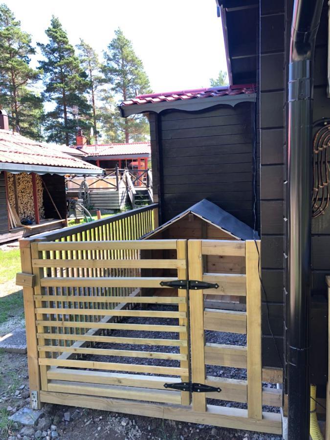 Timber Cottages With Jacuzzi And Sauna Near Lake Vaenern Karlstad Exterior photo