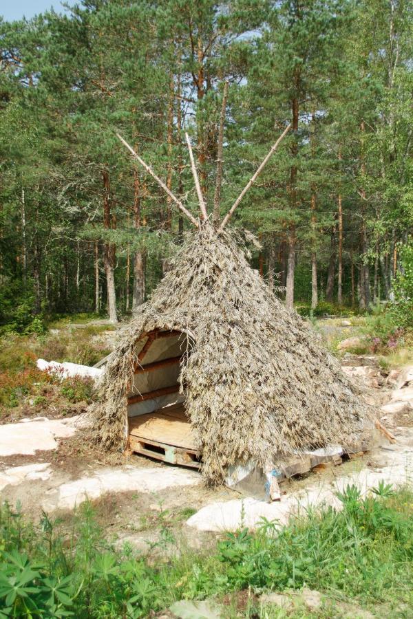 Timber Cottages With Jacuzzi And Sauna Near Lake Vaenern Karlstad Exterior photo