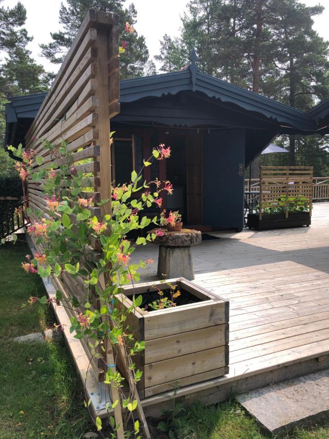 Timber Cottages With Jacuzzi And Sauna Near Lake Vaenern Karlstad Exterior photo